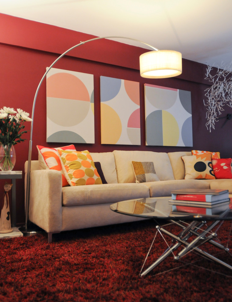 Свежая идея для дизайна: большая парадная, изолированная гостиная комната в стиле ретро с красными стенами, ковровым покрытием и красным полом без камина, телевизора - отличное фото интерьера