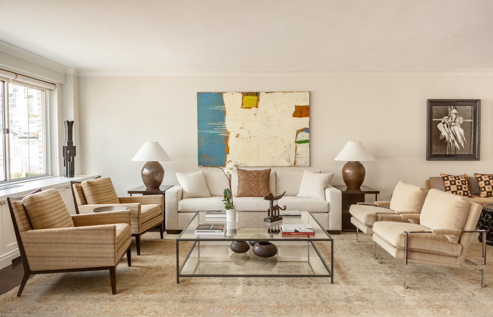 Esempio di un grande soggiorno classico aperto con pareti beige, parquet scuro, TV a parete, pavimento marrone e sala formale
