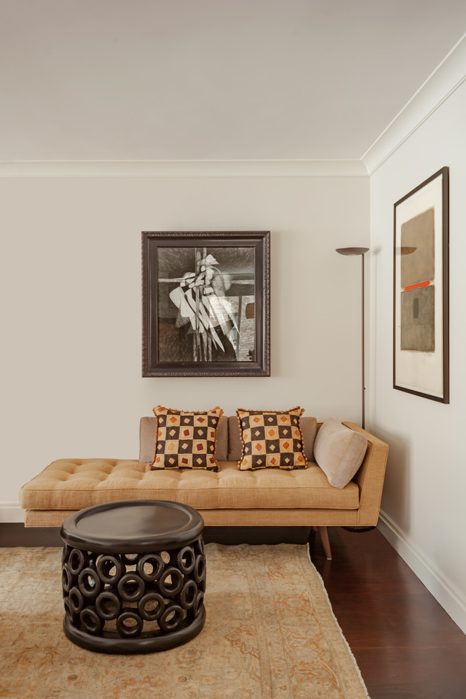 Immagine di un soggiorno design di medie dimensioni e aperto con sala formale, pareti bianche, parquet scuro e pavimento marrone