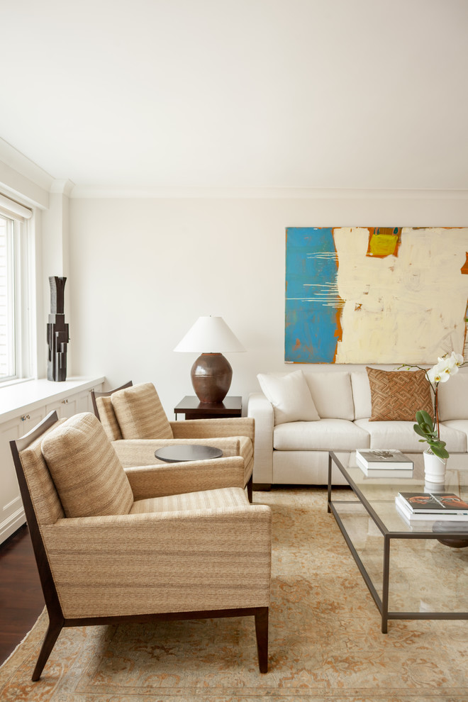 Esempio di un grande soggiorno tradizionale aperto con sala formale, pareti beige, parquet scuro, TV a parete e pavimento marrone