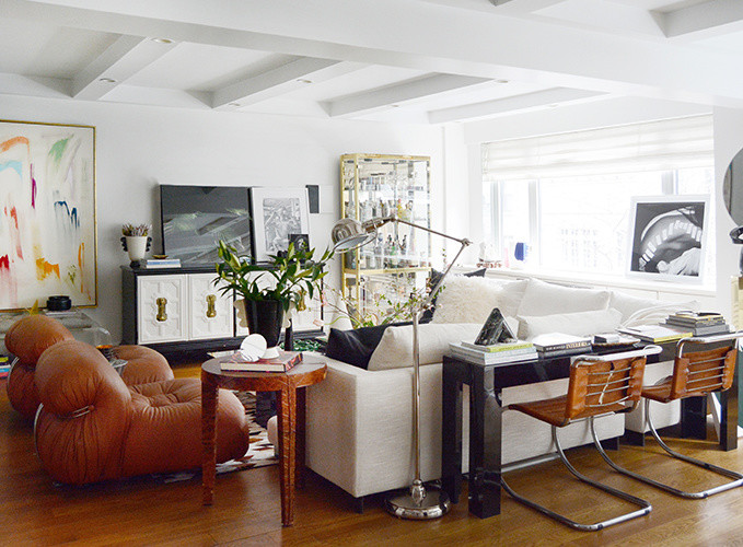 Mittelgroßes, Repräsentatives, Offenes Modernes Wohnzimmer mit weißer Wandfarbe und hellem Holzboden in New York