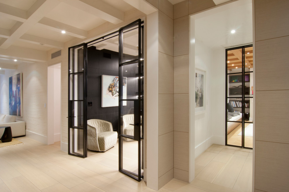 Esempio di un soggiorno design di medie dimensioni e chiuso con sala formale, pareti nere, parquet chiaro e pavimento beige