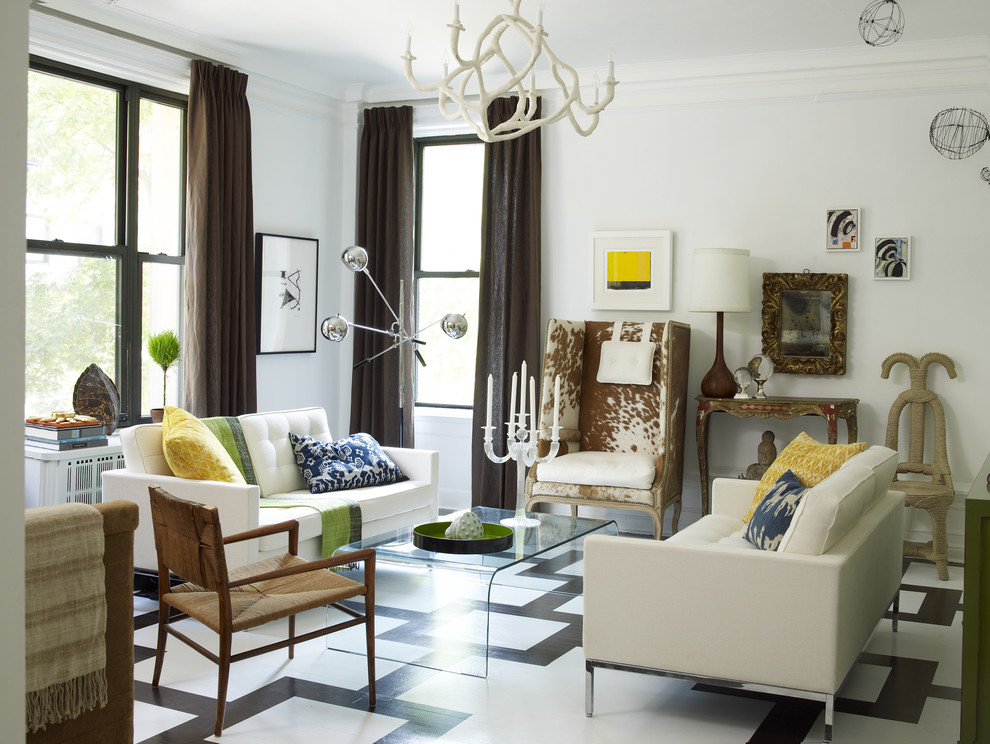 Стильный дизайн: гостиная комната в стиле фьюжн с белыми стенами и разноцветным полом - последний тренд