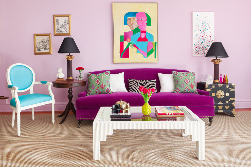 На фото: изолированная гостиная комната среднего размера в стиле фьюжн с розовыми стенами, паркетным полом среднего тона, стандартным камином, фасадом камина из кирпича и коричневым полом без телевизора с