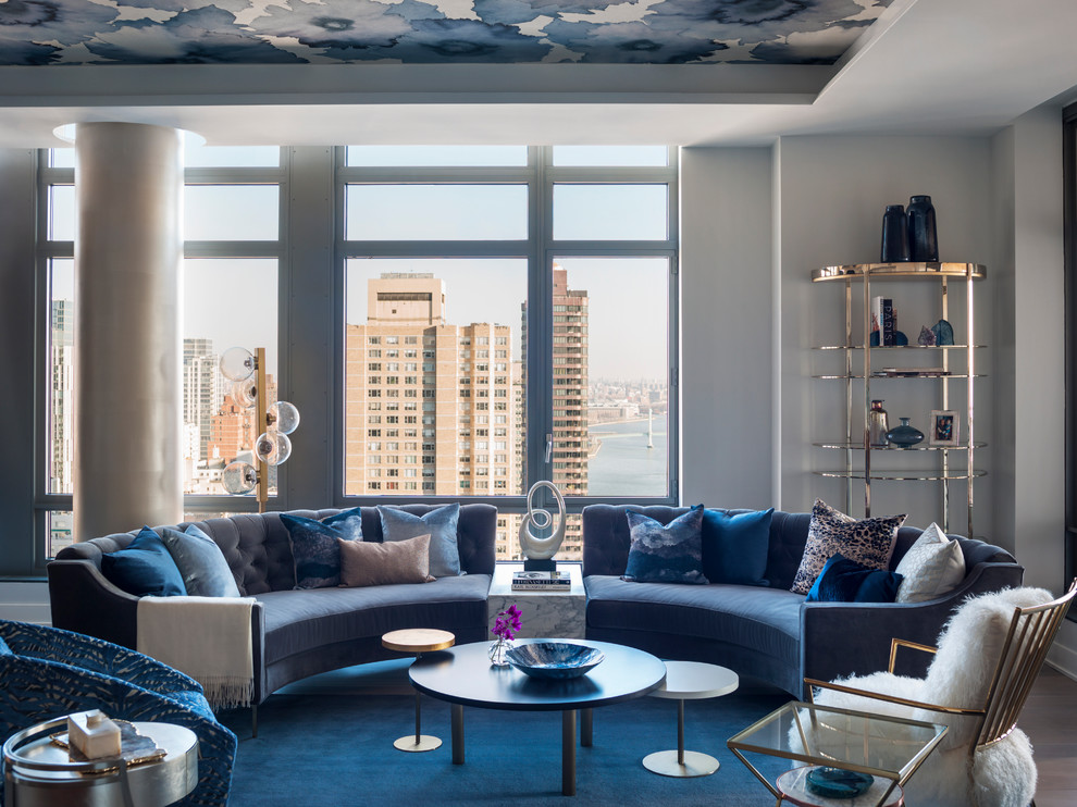 Modernes Wohnzimmer mit weißer Wandfarbe, braunem Holzboden und braunem Boden in New York