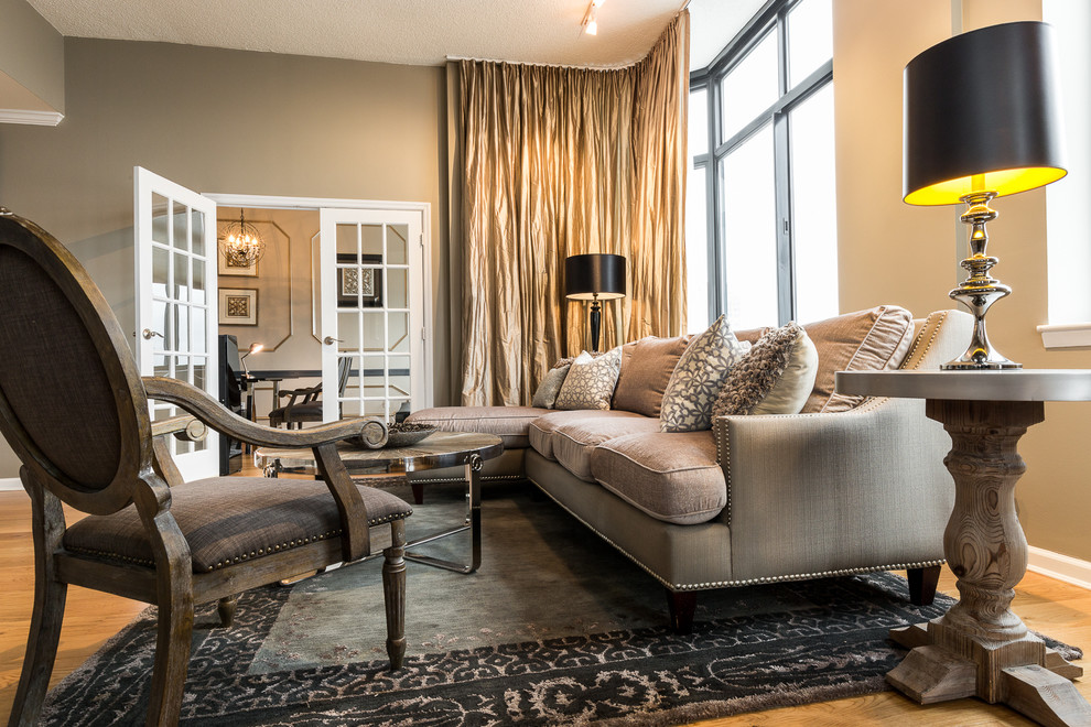 Foto di un ampio soggiorno stile shabby aperto con sala formale, pareti beige, pavimento in legno massello medio e TV autoportante