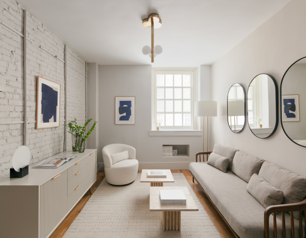 Exempel på ett litet modernt separat vardagsrum, med ett finrum, vita väggar, mellanmörkt trägolv och brunt golv