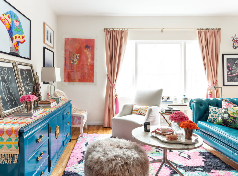 Eklektisches Wohnzimmer ohne Kamin mit weißer Wandfarbe und braunem Holzboden in New York