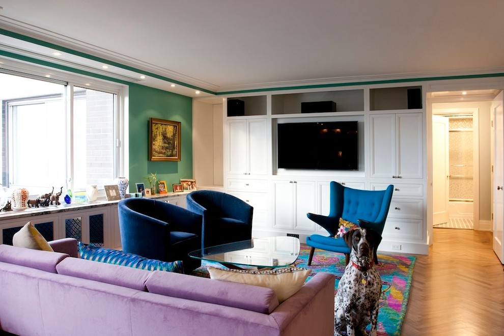Idee per un ampio soggiorno minimalista aperto con pareti verdi, pavimento in legno massello medio, parete attrezzata, libreria e pavimento marrone