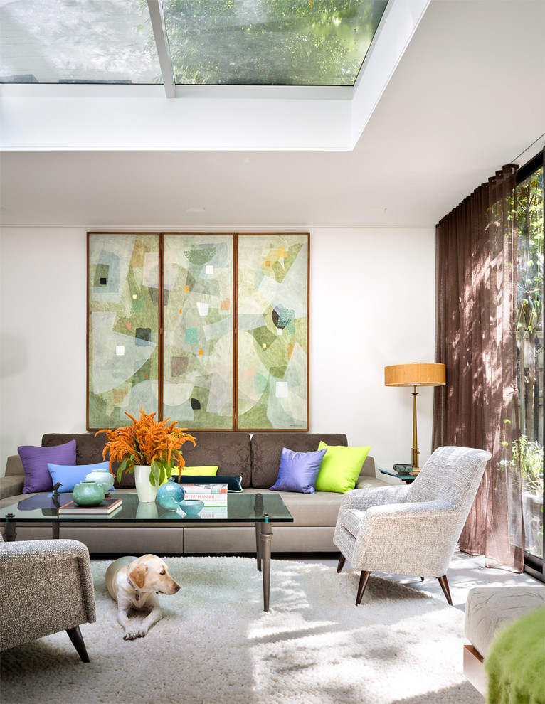 Mittelgroßes, Offenes Klassisches Wohnzimmer mit weißer Wandfarbe und Porzellan-Bodenfliesen in New York