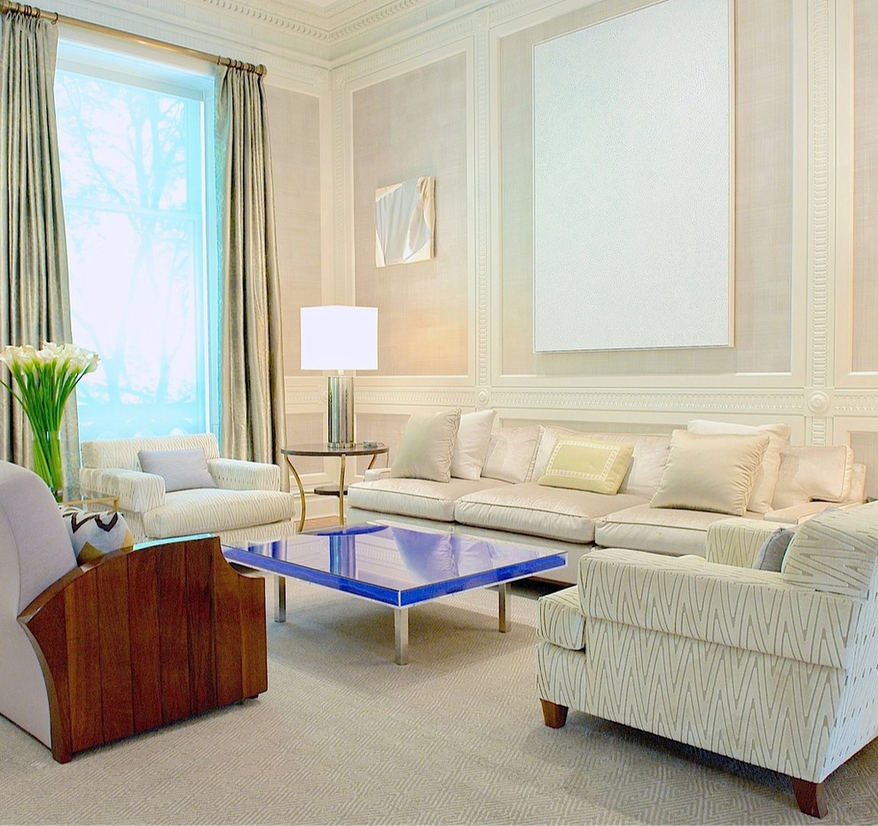 Idee per un grande soggiorno classico aperto con sala formale, pareti beige e pavimento in legno massello medio