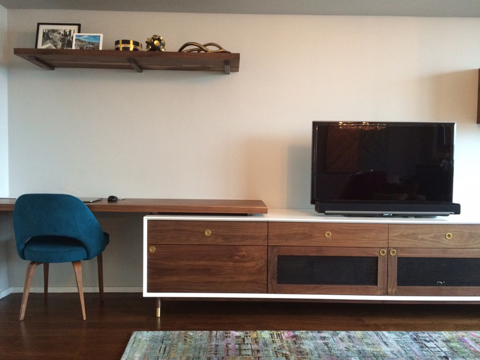Immagine di un grande soggiorno minimalista con pareti grigie, parquet scuro e TV a parete