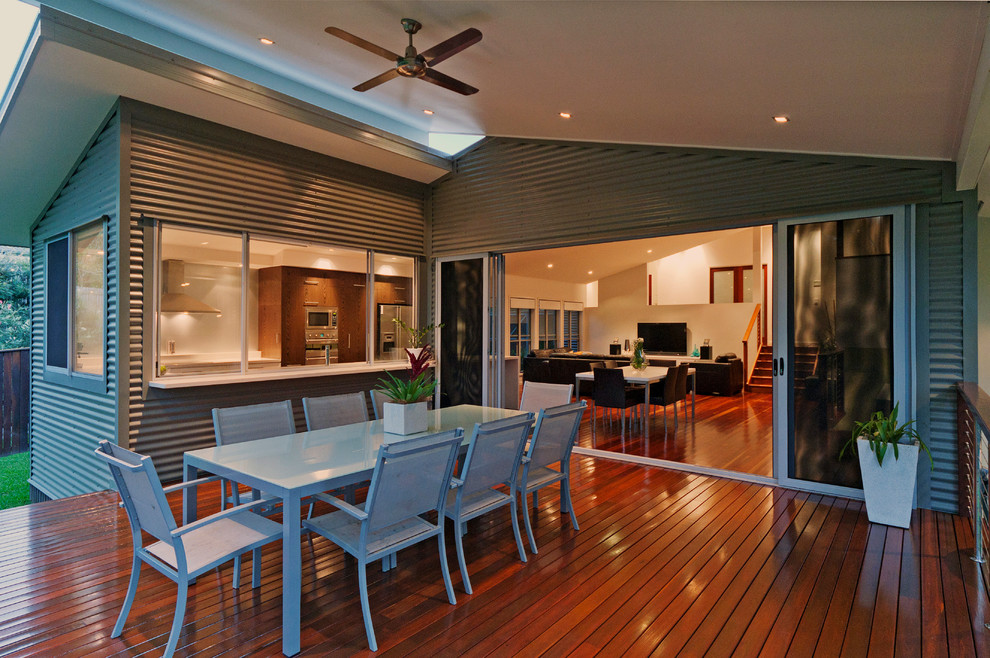 Mittelgroßes, Offenes Modernes Wohnzimmer mit weißer Wandfarbe, braunem Holzboden und freistehendem TV in Brisbane