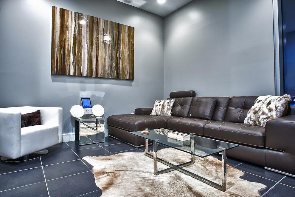 Пример оригинального дизайна: гостиная комната в современном стиле с серыми стенами и коричневым диваном