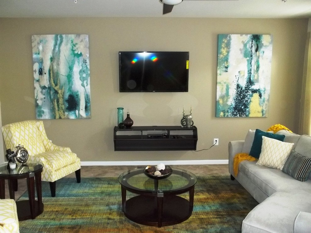 Exemple d'un salon tendance de taille moyenne avec un mur vert, moquette et un téléviseur fixé au mur.