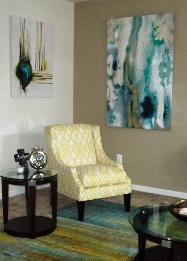 Immagine di un soggiorno minimal di medie dimensioni con pareti verdi, moquette e TV a parete