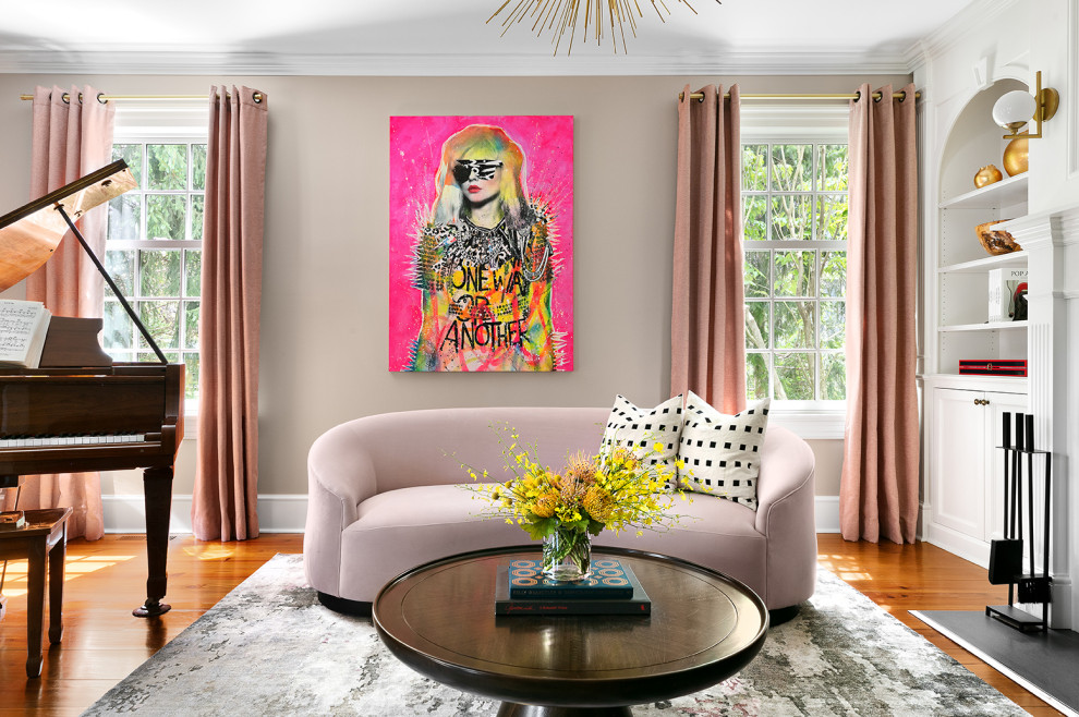 Источник вдохновения для домашнего уюта: парадная, изолированная гостиная комната среднего размера в стиле модернизм с розовыми стенами, паркетным полом среднего тона и стандартным камином