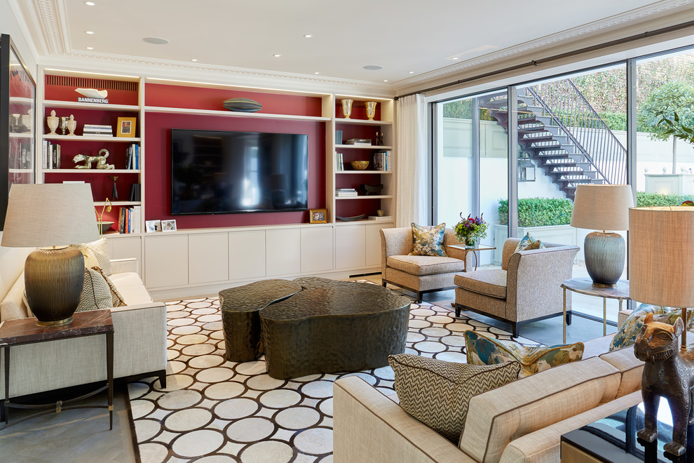Идея дизайна: изолированная гостиная комната среднего размера в стиле неоклассика (современная классика) с телевизором на стене, серым полом, красными стенами и ковром на полу