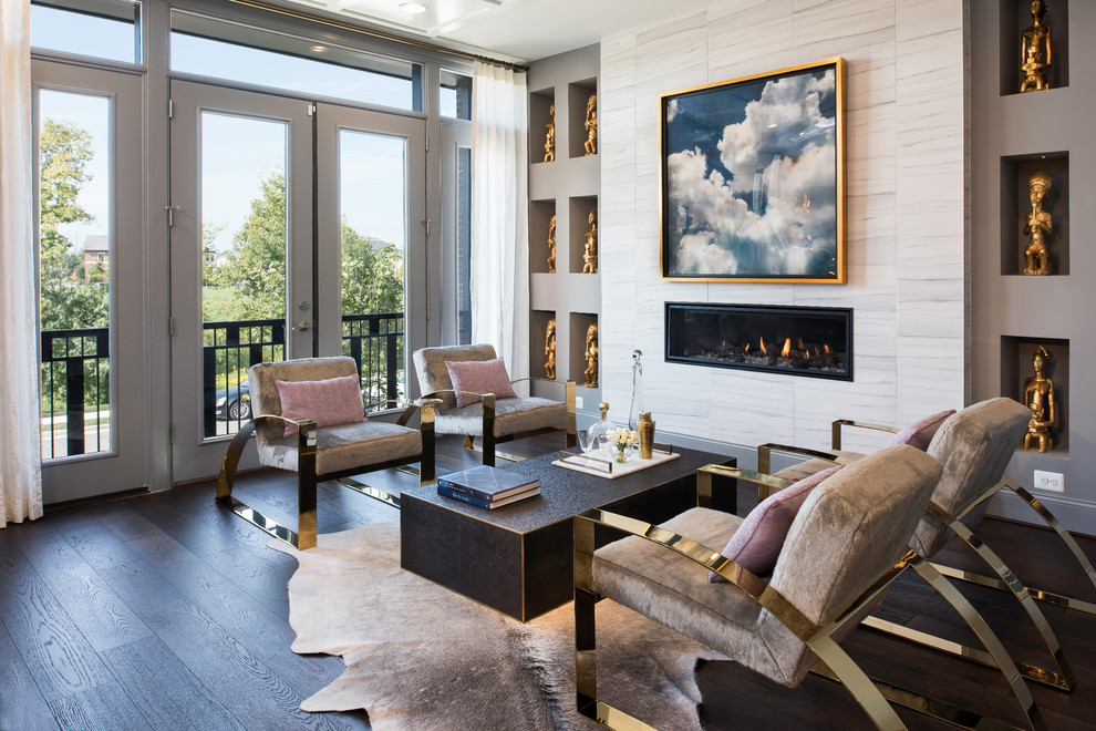 Пример оригинального дизайна: гостиная комната в стиле неоклассика (современная классика) с серыми стенами, темным паркетным полом, горизонтальным камином, фасадом камина из плитки и коричневым полом