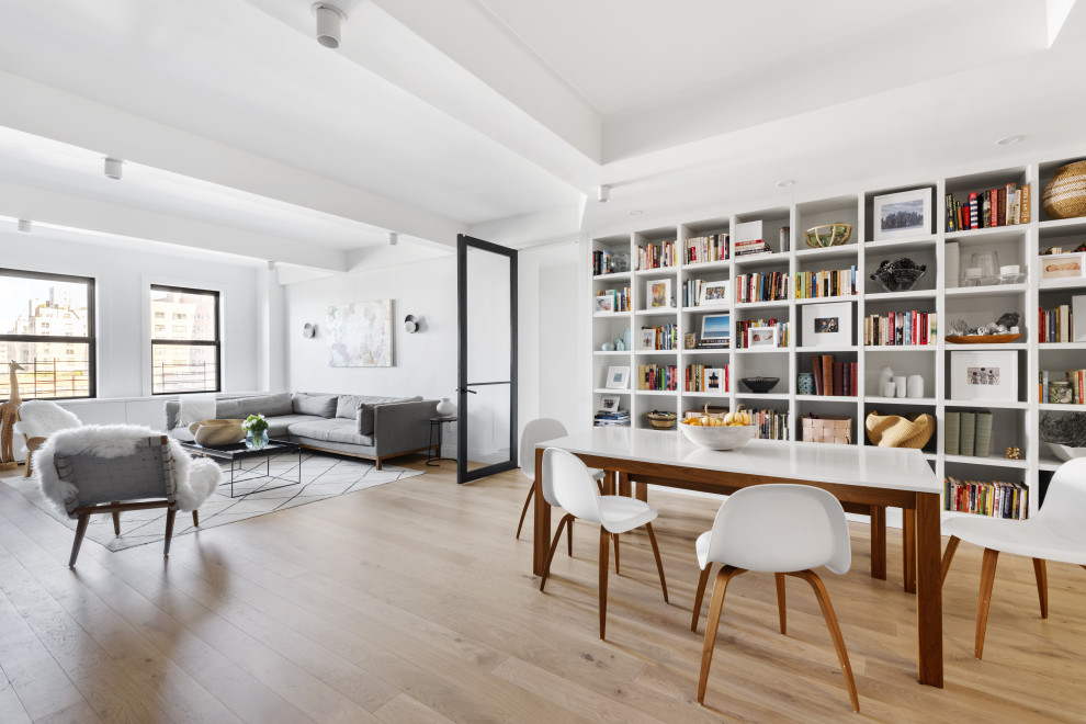 Idee per un soggiorno classico aperto con libreria, pareti bianche, parquet chiaro, TV a parete e pavimento beige