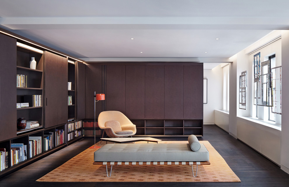 Inspiration för stora moderna vardagsrum, med vita väggar, mörkt trägolv och en dold TV