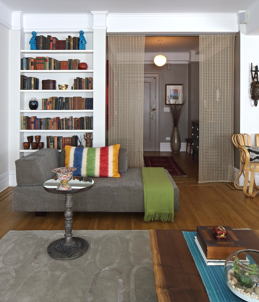 Пример оригинального дизайна: гостиная комната в современном стиле с белыми стенами и паркетным полом среднего тона