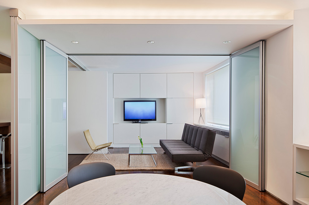 Свежая идея для дизайна: открытая гостиная комната среднего размера в стиле модернизм с белыми стенами, темным паркетным полом, мультимедийным центром и коричневым полом - отличное фото интерьера