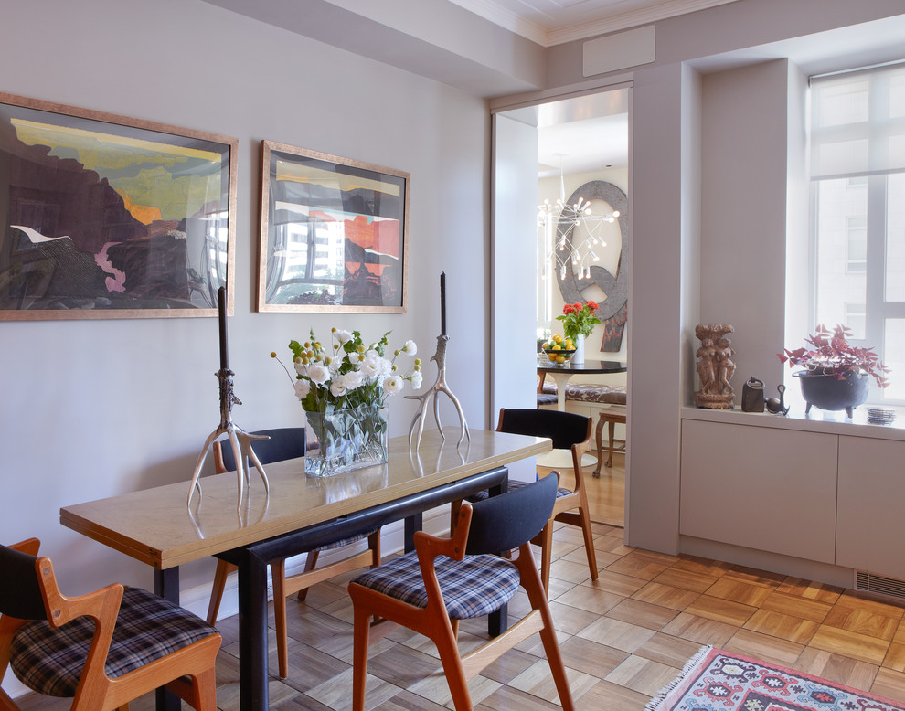 Modernes Wohnzimmer mit lila Wandfarbe in New York