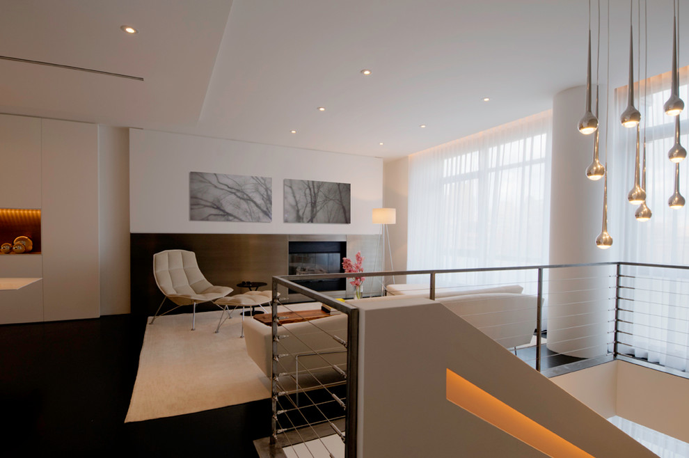 На фото: двухуровневая гостиная комната в стиле модернизм с белыми стенами и ковром на полу