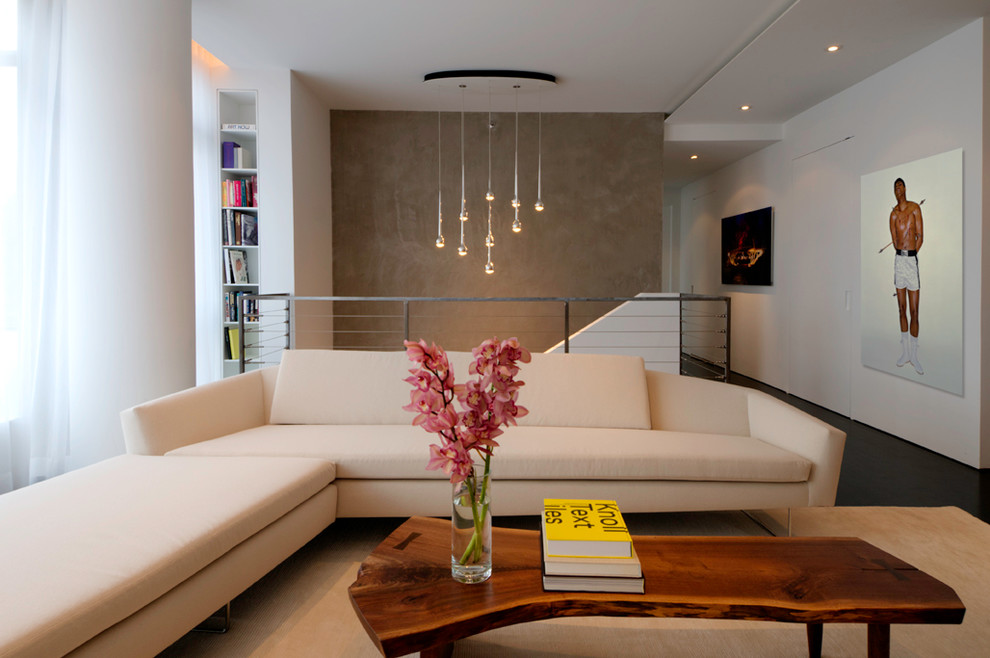 Идея дизайна: двухуровневая гостиная комната в стиле модернизм с белыми стенами и акцентной стеной