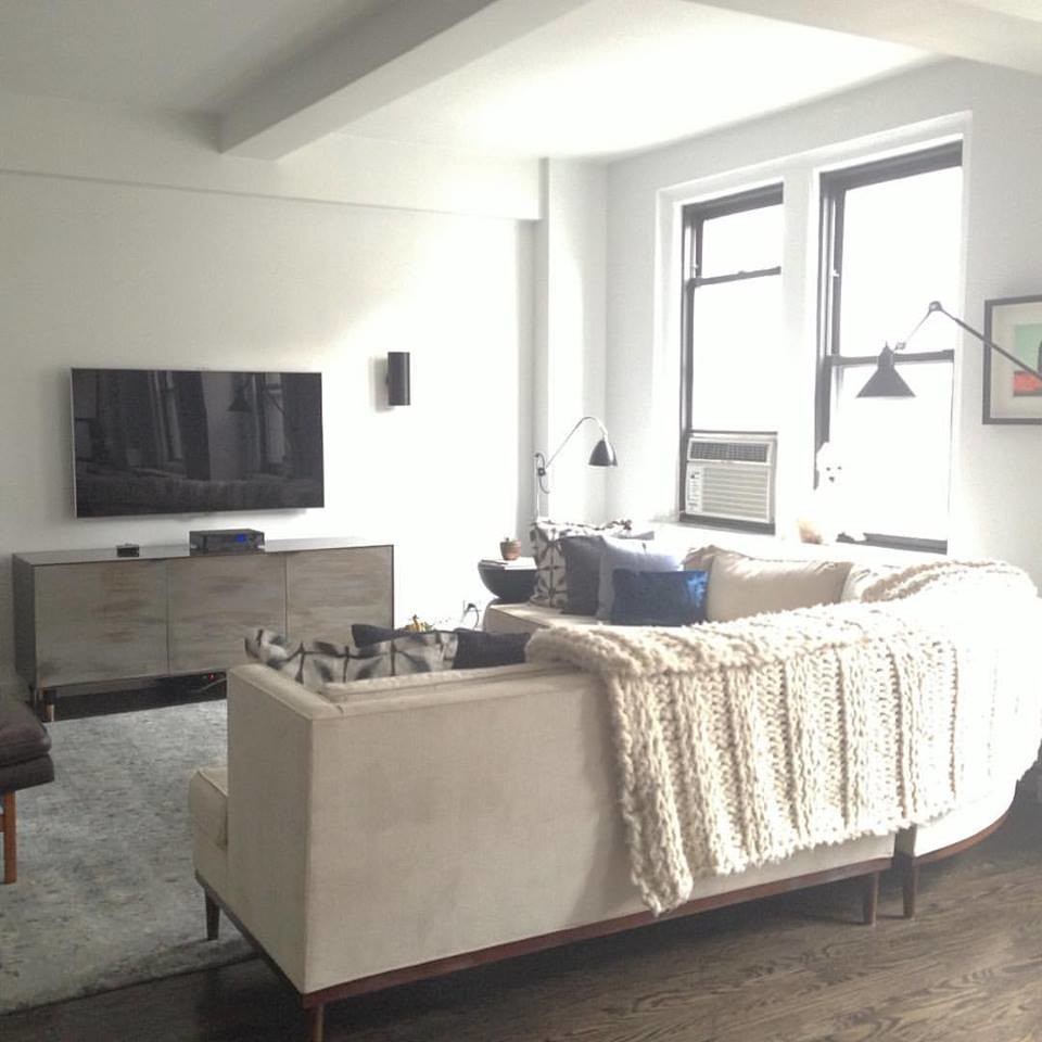 Foto di un soggiorno eclettico di medie dimensioni e chiuso con pareti grigie, pavimento in legno massello medio, nessun camino e TV a parete