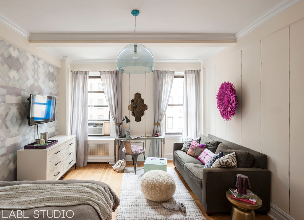 Ispirazione per un piccolo soggiorno contemporaneo con pareti beige, parquet chiaro e TV a parete