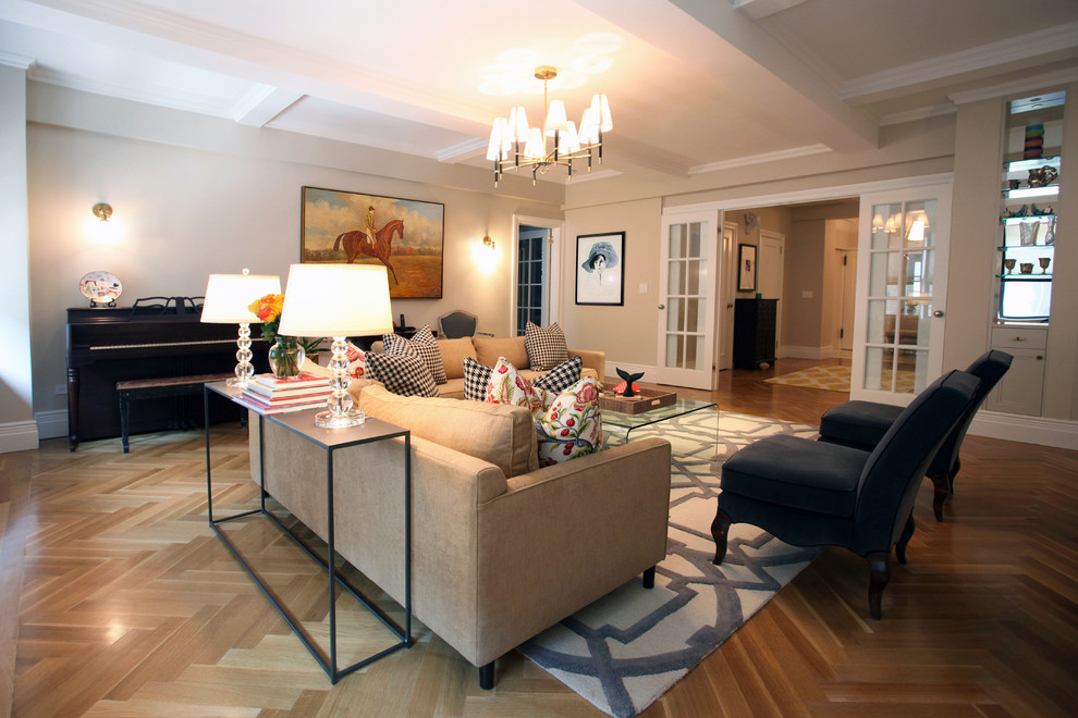 Großes, Repräsentatives, Abgetrenntes Klassisches Wohnzimmer mit beiger Wandfarbe, braunem Holzboden und TV-Wand in New York