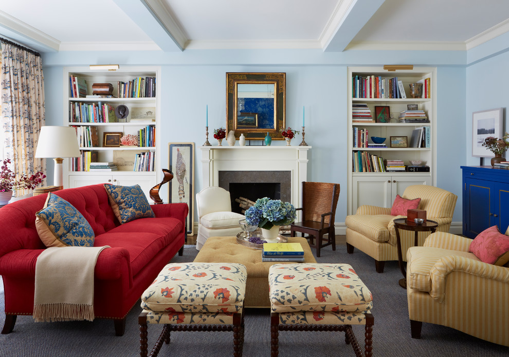 Großes, Repräsentatives, Abgetrenntes Eklektisches Wohnzimmer mit blauer Wandfarbe, dunklem Holzboden, Kamin, Kaminumrandung aus Stein und braunem Boden in New York
