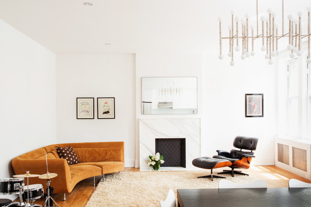 Idée de décoration pour un salon design ouvert avec un mur blanc, un sol en bois brun, une cheminée standard et aucun téléviseur.