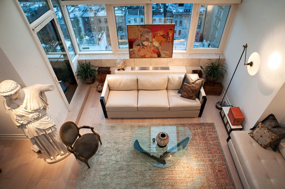 Fernseherloses, Offenes Eklektisches Wohnzimmer ohne Kamin mit weißer Wandfarbe und hellem Holzboden in New York