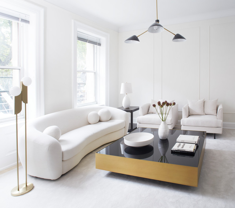 Cette image montre un salon beige et blanc minimaliste de taille moyenne avec un mur blanc, parquet clair et boiseries.