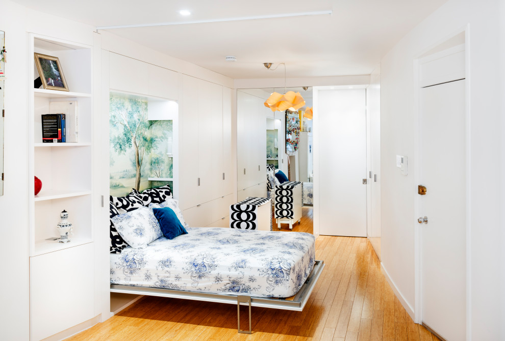 Пример оригинального дизайна: маленькая изолированная гостиная комната в современном стиле с белыми стенами и паркетным полом среднего тона без телевизора для на участке и в саду