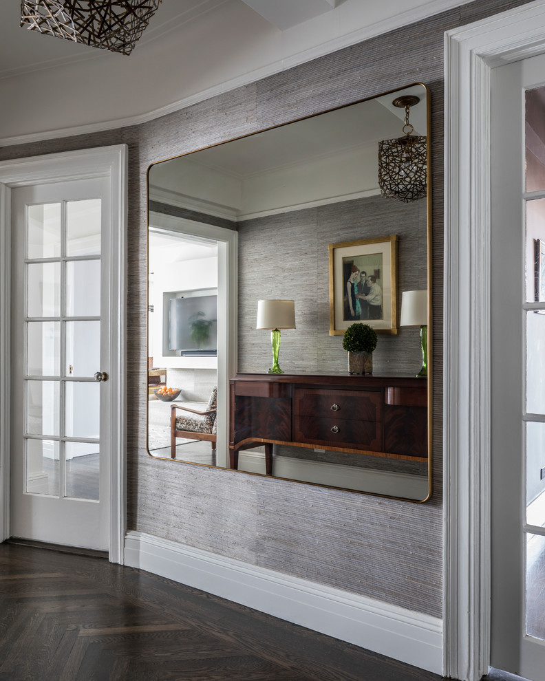 Foto di un soggiorno minimalista di medie dimensioni e chiuso con pareti bianche, parquet scuro e pavimento marrone