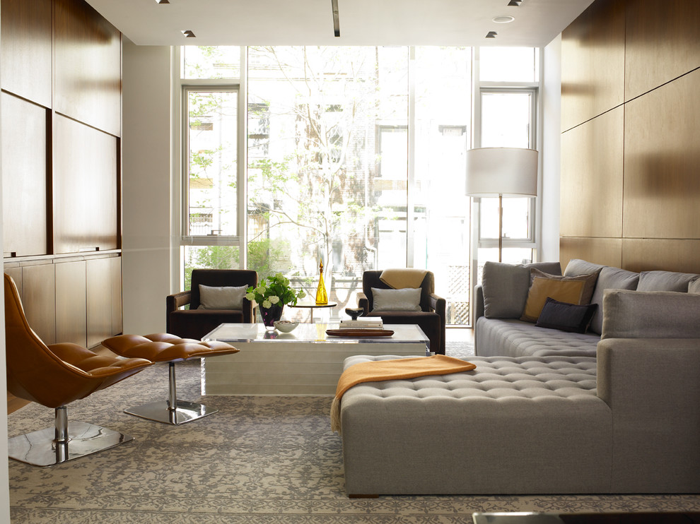 Пример оригинального дизайна: большая гостиная комната в современном стиле с скрытым телевизором