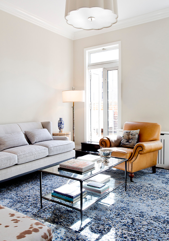 Esempio di un soggiorno classico di medie dimensioni e aperto con pareti beige e parquet scuro