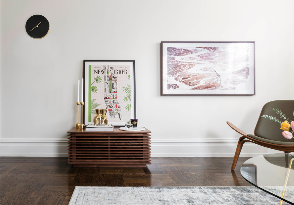 Diseño de salón abierto bohemio de tamaño medio con paredes blancas, suelo de madera oscura y televisor colgado en la pared