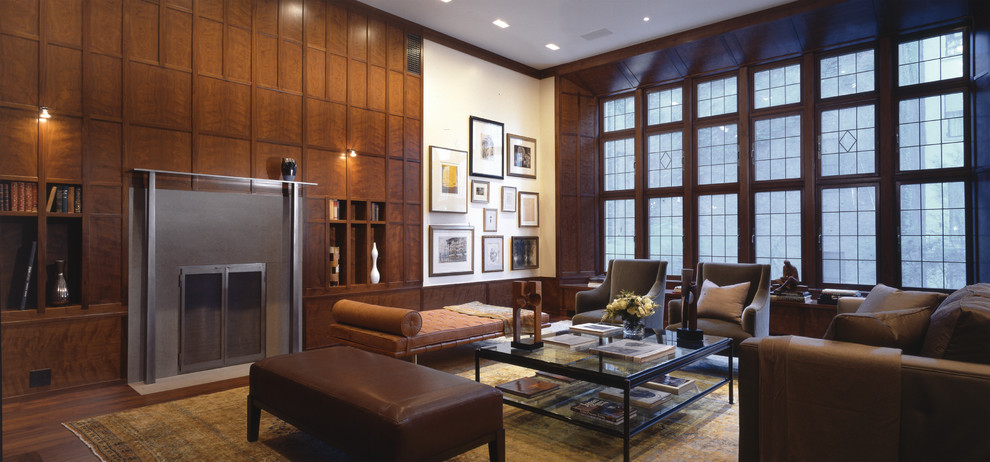 Klassisches Wohnzimmer mit beiger Wandfarbe, dunklem Holzboden und Kaminumrandung aus Metall in New York
