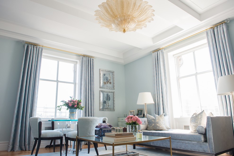 Ejemplo de salón para visitas cerrado contemporáneo de tamaño medio con paredes azules, suelo de madera en tonos medios y suelo beige