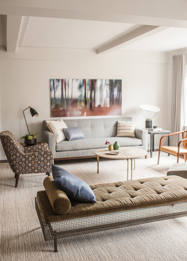 Свежая идея для дизайна: парадная, открытая гостиная комната среднего размера в стиле неоклассика (современная классика) с серыми стенами и ковровым покрытием без камина, телевизора - отличное фото интерьера