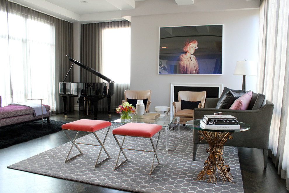 Пример оригинального дизайна: гостиная комната в стиле неоклассика (современная классика) с серыми стенами и темным паркетным полом без телевизора