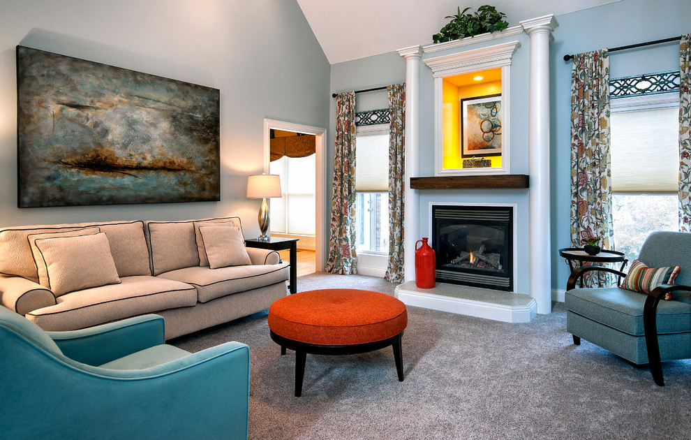 Стильный дизайн: изолированная гостиная комната среднего размера в стиле неоклассика (современная классика) с синими стенами, ковровым покрытием и стандартным камином без телевизора - последний тренд