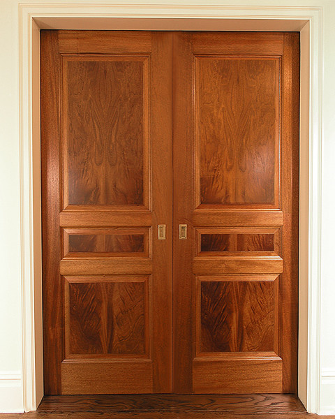 Exempel på ett klassiskt separat vardagsrum, med ett finrum, beige väggar och mörkt trägolv