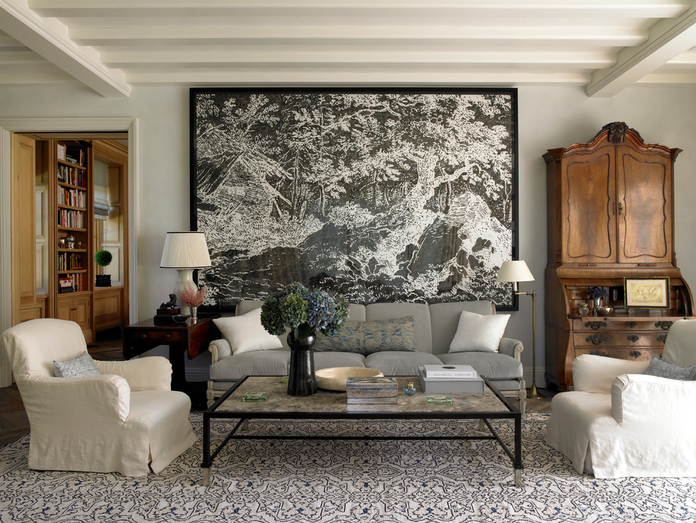 Стильный дизайн: парадная, изолированная гостиная комната среднего размера в классическом стиле с серыми стенами - последний тренд
