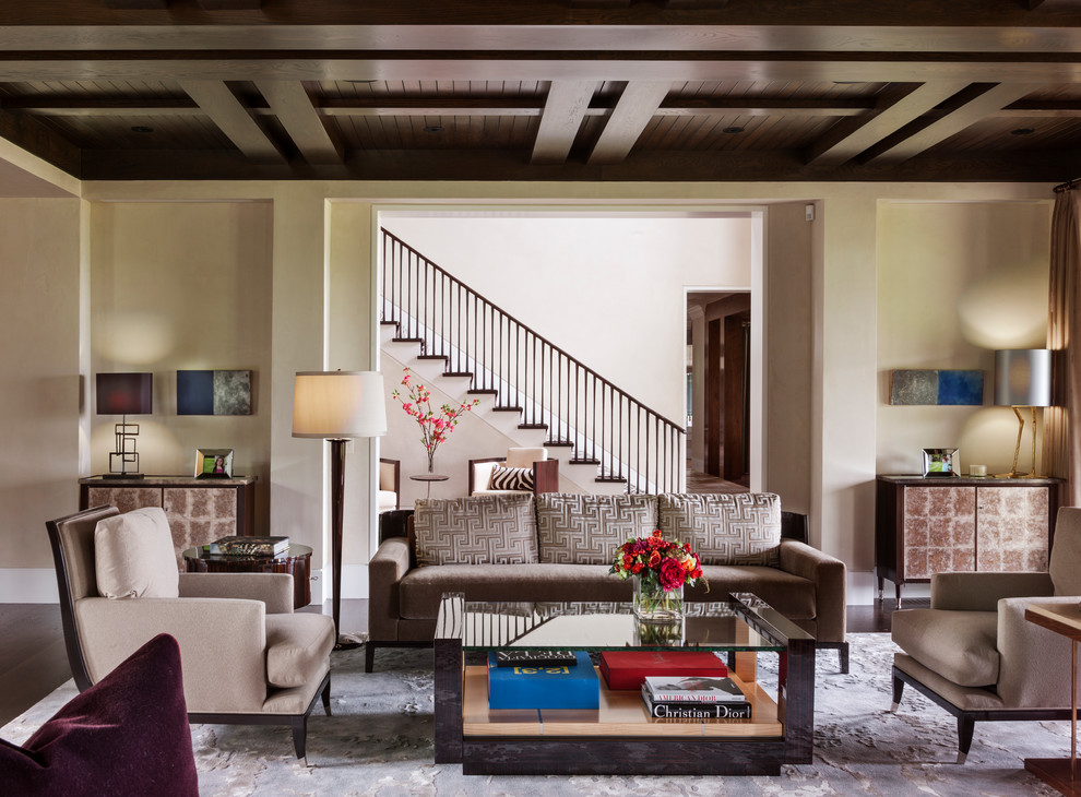 Mittelgroßes, Offenes Modernes Wohnzimmer ohne Kamin mit beiger Wandfarbe, dunklem Holzboden und braunem Boden in New York
